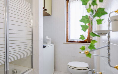 Casa Margia: Badkamer, Muur, Loodgieterswerkinrichting, Flooring, Interieur Ontwerp, Verdieping, Toilet, Loodgieter, Kraan, Wastafel