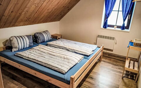 Donut Retreat 1: Hout, Slaapkamer, Verdieping, Bed, Flooring, Houten Vloer, Laken, Meubilair, Huis, Interieur Ontwerp