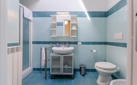 Il Melograno Apartament: Loodgieterswerkinrichting, Flooring, Badkamer, Interieur Ontwerp, Verdieping, Wastafel, Toilet, Loodgieter, Tegel, Kraan