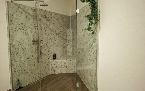Bergzeit-Stoder: Flooring, Verdieping, Interieur Ontwerp, Douchekop, Douche, Loodgieterswerkinrichting, Loodgieter, Tegel, Badkamer, Deur Van De Douche