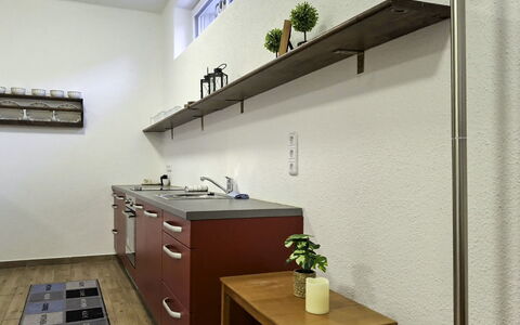 Bergzeit-Stoder: Flooring, Interieur Ontwerp, Verdieping, Plafond, Countertop, Meubilair, Keuken, Cabinetry, Kamer, Loodgieterswerkinrichting