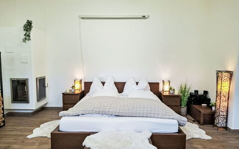 Bergzeit-Stoder: Meubilair, Bed, Interieur Ontwerp, Slaapkamer, Flooring, Verdieping, Bedding, Hout, Kamer, Laken