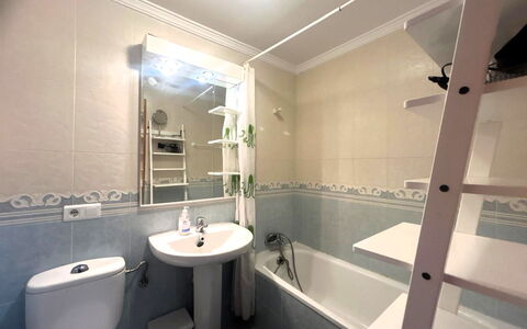 Viñasol: Badkamer, Wastafel In De Badkamer, Loodgieterswerkinrichting, Wastafel, Bad, Interieur Ontwerp, Flooring, Kraan, Toilet, Verdieping