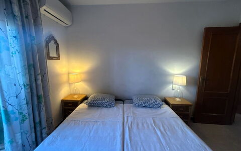 Viñasol: Bed, Slaapkamer, Meubilair, Laken, Verdieping, Bedding, Interieur Ontwerp, Flooring, Linens, Bed Frame