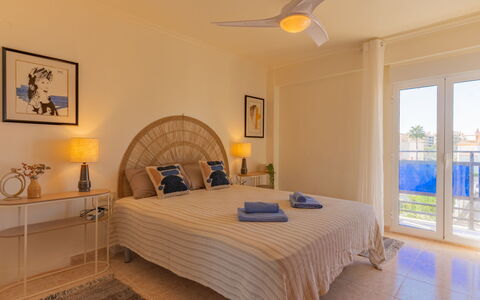La Naranja: Meubilair, Interieur Ontwerp, Bed, Slaapkamer, Flooring, Verdieping, Hout, Plafond, Laken, Bedding