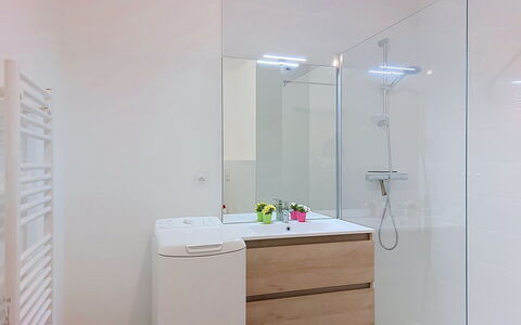 Alp'In: Flooring, Interieur Ontwerp, Verdieping, Loodgieterswerkinrichting, Badkamerkast, Badkamer, Cabinetry, Loodgieter, Kraan, Kamer
