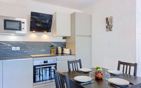 Alp'In: Toestel Van De Keuken, Keuken, Meubilair, Countertop, Interieur Ontwerp, Major Appliance, Flooring, Cabinetry, Hout, Huishoudapparatuur