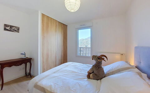 Alp'In: Bed, Slaapkamer, Bedding, Meubilair, Interieur Ontwerp, Muur, Laken, Hout, Flooring, Verdieping