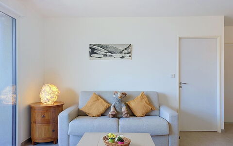 Alp'In: Meubilair, Interieur Ontwerp, Bankstel, Muur, Flooring, Verdieping, Kamer, Hout, Plafond, Woonkamer