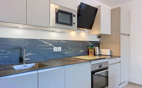 Alp'In: Countertop, Major Appliance, Keuken, Toestel Van De Keuken, Flooring, Cabinetry, Huishoudapparatuur, Tegel