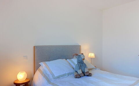 Alp'In: Bed, Meubilair, Bedding, Slaapkamer, Laken, Interieur Ontwerp, Muur, Linens, Verdieping, Hout