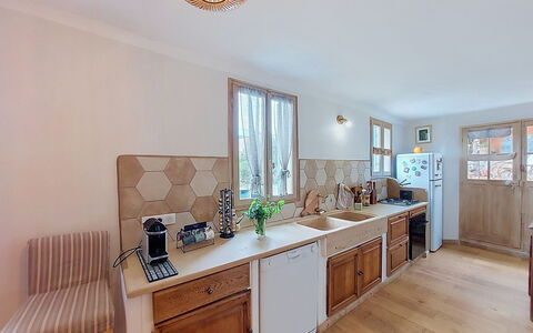 Maison de Village Manolsi: Keuken, Countertop, Cabinetry, Interieur Ontwerp, Meubilair, Flooring, Hout, Toestel Van De Keuken, Verdieping, Major Appliance