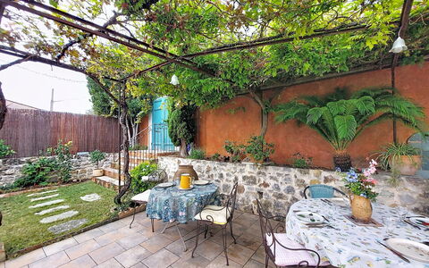 Maison de Village Manolsi: Meubilair, Bloempot, Flagstone, Tuin, Stoel, Buitenmeubels, Schaduw, Backyard, Kamerplant