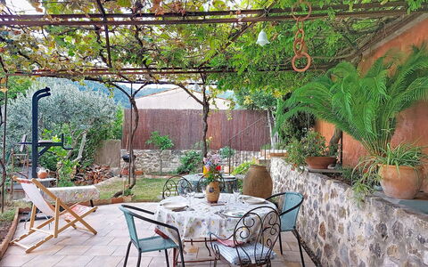 Maison de Village Manolsi: Meubilair, Bloempot, Buitenmeubels, Tafel, Tuin, Stoel, Flagstone, Buitentafel, Schaduw
