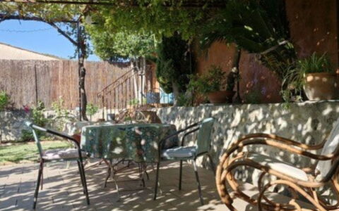 Maison de Village Manolsi: Meubilair, Buitenmeubels, Stoel, Tafel, Buitentafel, Schaduw, Tuin, Koffietafel, Keuken En Eettafel, Bloempot
