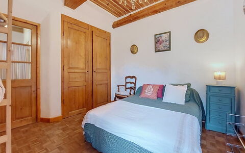 Maison de Village Manolsi: Bed, Meubilair, Slaapkamer, Interieur Ontwerp, Bedding, Laken, Hout, Kamer, Verdieping, Plafond