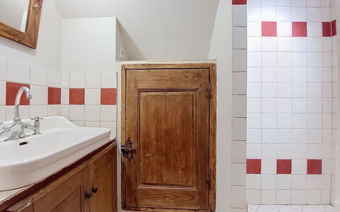 Maison de Village Manolsi: Muur, Flooring, Loodgieterswerkinrichting, Hout, Verdieping, Interieur Ontwerp, Kraan, Loodgieter, Badkamer, Wastafel In De Badkamer
