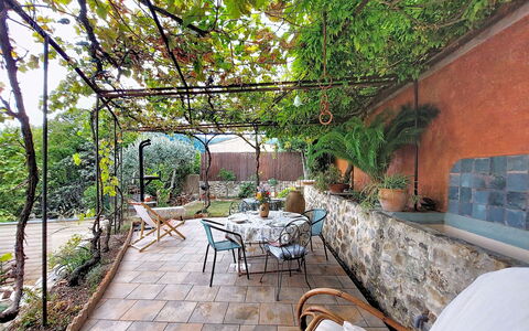 Maison de Village Manolsi: Meubilair, Buitenmeubels, Bloempot, Flagstone, Stoel, Tuin, Schaduw, Buitentafel, Kamerplant