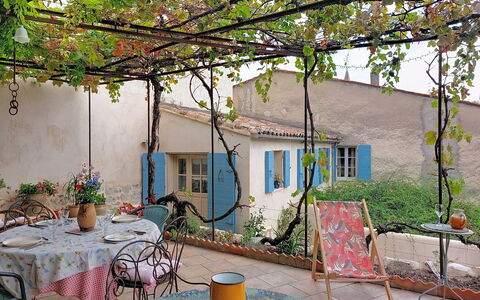 Maison de Village Manolsi: Meubilair, Bloempot, Stoel, Tafel, Buitenmeubels, Kamerplant, Buitentafel, Schaduw, Tuin