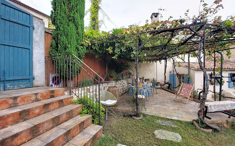 Maison de Village Manolsi: Ijzer, Bloempot, Tuin, Backyard, Schaduw, Kamerplant, Werf, Binnenplaats, Balkon, Hek