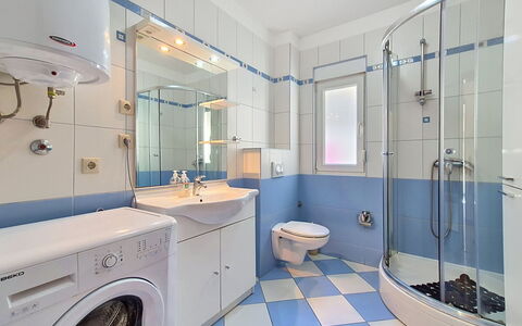Marina 115: Blauw, Badkamer, Loodgieterswerkinrichting, Interieur Ontwerp, Flooring, Verdieping, Toilet, Wastafel, Plafond, Loodgieter