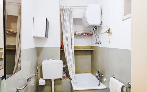 La Collina: Muur, Wc Bril, Loodgieterswerkinrichting, Verdieping, Flooring, Toilet, Interieur Ontwerp, Loodgieter, Kamer, Badkamer