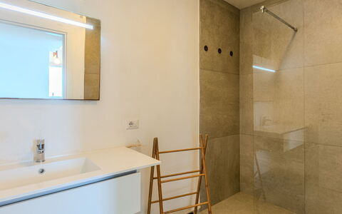 Casa Panoramica: Flooring, Muur, Verdieping, Interieur Ontwerp, Loodgieterswerkinrichting, Badkamer, Plafond, Verlichting, Lichte Inrichting, Spiegel