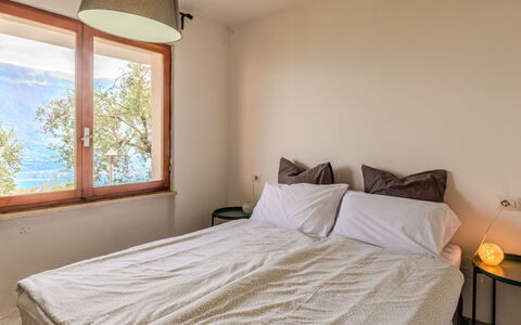 Casa Panoramica: Bed, Slaapkamer, Muur, Interieur Ontwerp, Laken, Bedding, Hout, Meubilair, Verdieping, Kamer