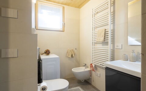 Crestun Design Duplex: Interieur Ontwerp, Flooring, Verdieping, Muur, Loodgieterswerkinrichting, Badkamer, Hout, Wastafel, Kraan, Kamer