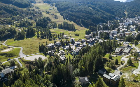 Crestun Design Duplex: Landschap, Huis, Huis, Bergketen, Heuvel Station, Vallei, Helling, Alpen, Lariks, Dorp
