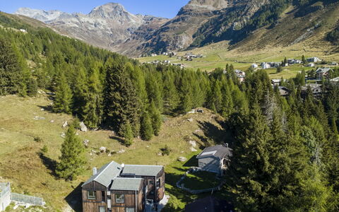 Crestun Design Duplex: Bergachtig Landvormen, Berg, Heuvel, Hoogland, Huis, Bergketen, Landschap, Verblijf, Landelijk Gebied, Huis