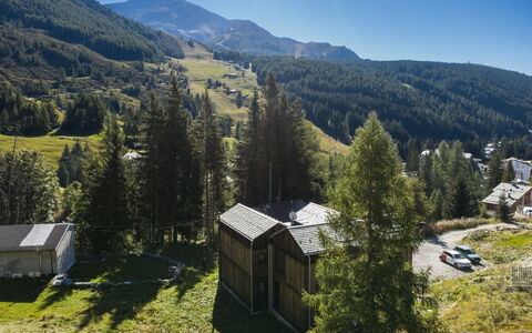 Crestun Design Duplex: Bergachtig Landvormen, Heuvel, Berg, Huis, Hoogland, Landschap, Landelijk Gebied, Bergketen, Verblijf, Huis