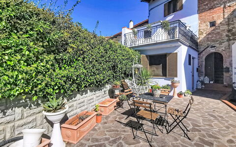 Le Fonti Terrazza: Muur, Bloempot, Kamerplant, Balkon, Schaduw, Binnenplaats, Flagstone, Hacienda, Backyard