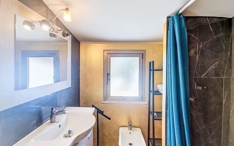 Le Fonti Terrazza: Flooring, Loodgieterswerkinrichting, Muur, Interieur Ontwerp, Badkamer, Verdieping, Kraan, Wastafel, Plafond, Wastafel In De Badkamer