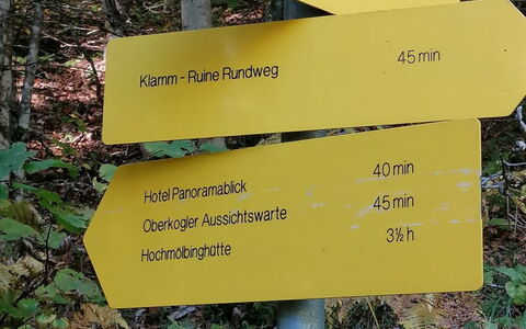 Schneehitzalmhütte: Meubilair, Interieur Ontwerp, Flooring, Plafond, Verdieping, Stoel, Kamer, Verlichting, Tafel, Keuken En Eettafel