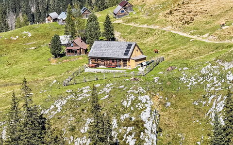 Schneehitzalmhütte: Meubilair, Interieur Ontwerp, Flooring, Plafond, Verdieping, Stoel, Kamer, Verlichting, Tafel, Keuken En Eettafel