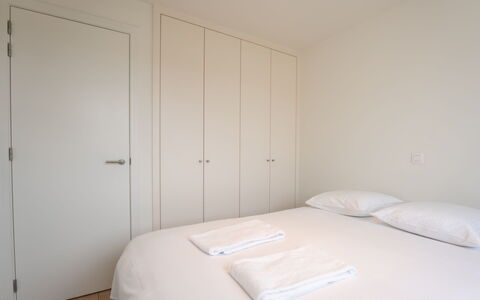 De Strandloper i with Parking & Airco: Meubilair, Interieur Ontwerp, Flooring, Plafond, Verdieping, Stoel, Kamer, Verlichting, Tafel, Keuken En Eettafel