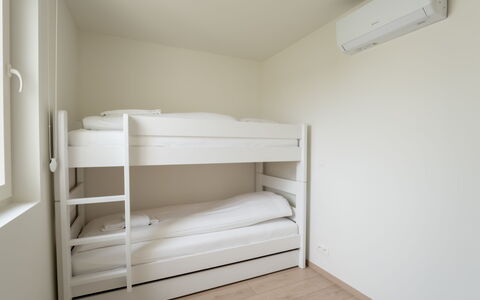 De Strandloper i with Parking & Airco: Meubilair, Interieur Ontwerp, Flooring, Plafond, Verdieping, Stoel, Kamer, Verlichting, Tafel, Keuken En Eettafel