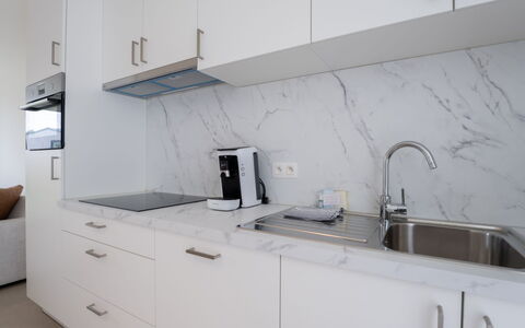 De Strandloper i with Parking & Airco: Meubilair, Interieur Ontwerp, Flooring, Plafond, Verdieping, Stoel, Kamer, Verlichting, Tafel, Keuken En Eettafel