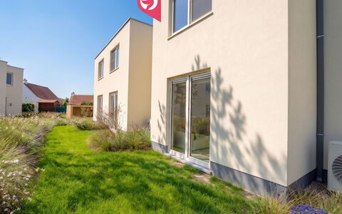 De Strandloper i with Parking & Airco: Meubilair, Interieur Ontwerp, Flooring, Plafond, Verdieping, Stoel, Kamer, Verlichting, Tafel, Keuken En Eettafel