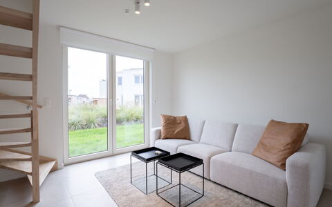 De Strandloper i with Parking & Airco: Meubilair, Interieur Ontwerp, Flooring, Plafond, Verdieping, Stoel, Kamer, Verlichting, Tafel, Keuken En Eettafel