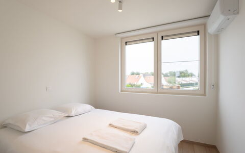 De Strandloper i with Parking & Airco: Meubilair, Interieur Ontwerp, Flooring, Plafond, Verdieping, Stoel, Kamer, Verlichting, Tafel, Keuken En Eettafel
