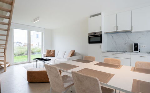 De Strandloper i with Parking & Airco: Meubilair, Interieur Ontwerp, Flooring, Plafond, Verdieping, Stoel, Kamer, Verlichting, Tafel, Keuken En Eettafel