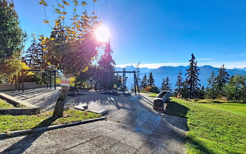 Crans-Montana 480: Lucht, Blauw, Zonlicht, Lariks, Bergketen, Heuvel Station, Pool, Bank, Openluchtbank