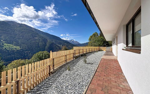Gästehaus Kurz: Flooring, Slaapkamer, Bedding, Bed, Bed Frame, Linens, Laken, Hardwood, Matras, Houten Vloer