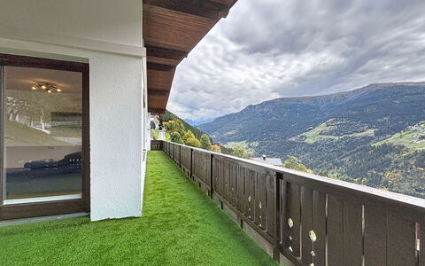 Gästehaus Kurz: Flooring, Slaapkamer, Bedding, Bed, Bed Frame, Linens, Laken, Hardwood, Matras, Houten Vloer