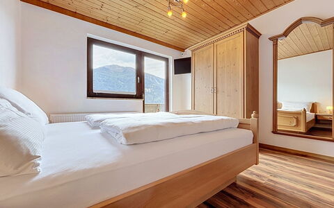 Gästehaus Kurz: Flooring, Slaapkamer, Bedding, Bed, Bed Frame, Linens, Laken, Hardwood, Matras, Houten Vloer