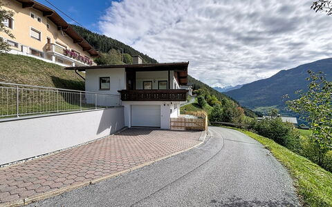 Gästehaus Kurz: Flooring, Slaapkamer, Bedding, Bed, Bed Frame, Linens, Laken, Hardwood, Matras, Houten Vloer