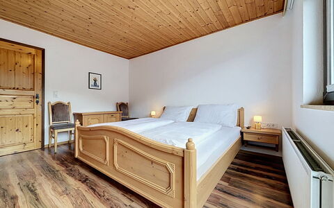 Gästehaus Kurz: Flooring, Slaapkamer, Bedding, Bed, Bed Frame, Linens, Laken, Hardwood, Matras, Houten Vloer