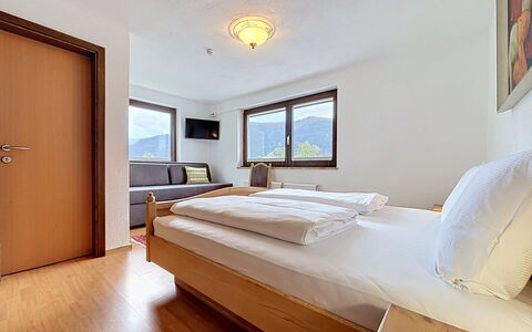 Gästehaus Kurz: Flooring, Slaapkamer, Bedding, Bed, Bed Frame, Linens, Laken, Hardwood, Matras, Houten Vloer